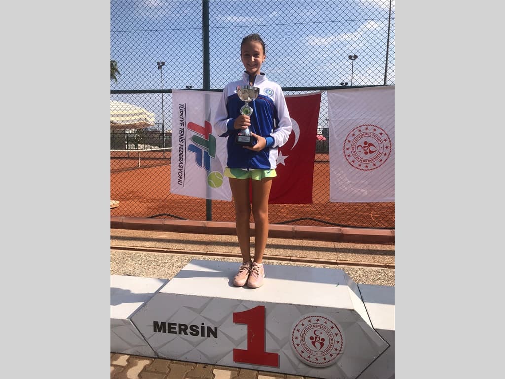 ALTYAPI SPORCUMUZ ELİZ OVACILLI' DAN ŞAMPİYONLUK...
15/21–Ekim 2022 tarihleri arasında Mersin Tenis Kompleksinde düzenlenen "TTF 12 YAŞ SONBAHAR KUPASI TÜRKİYE SERİSİ-2 TURNUVASI" nda altyapı sporcumuz ELİZ OVACILLI büyük bir başarı elde ederek şampiyon olmuştur.